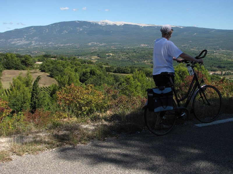 frouwkje en de ventoux.jpg - We voegen een extra sportief stukje toe aan onze fietsroute. We klimmen omhoog naar Blauvac. Een pittige klim die wel een mooi uitzicht biedt op de Mont Ventoux.